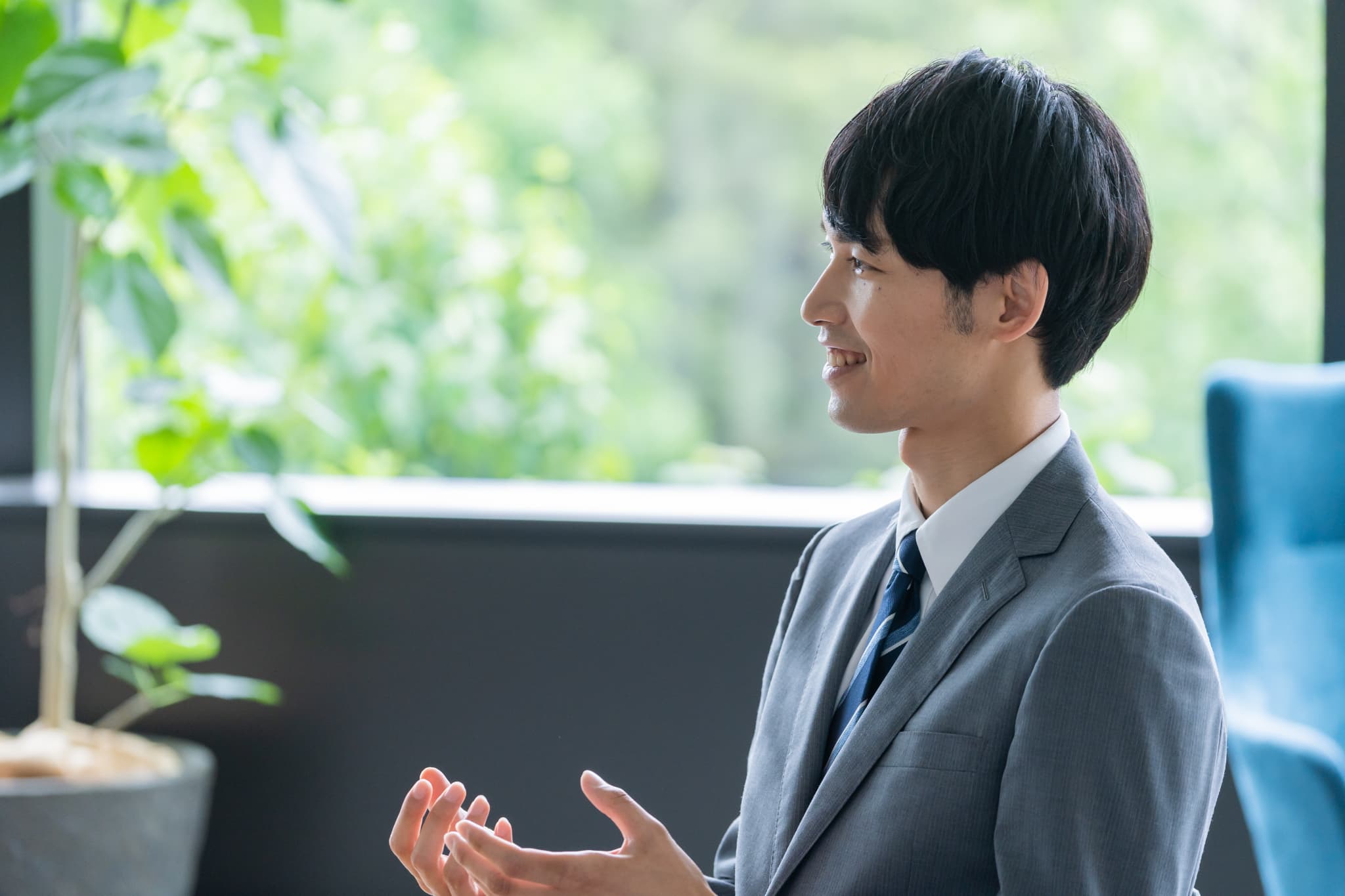 話をしている男性